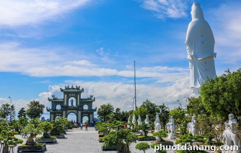 Sân tiền đường